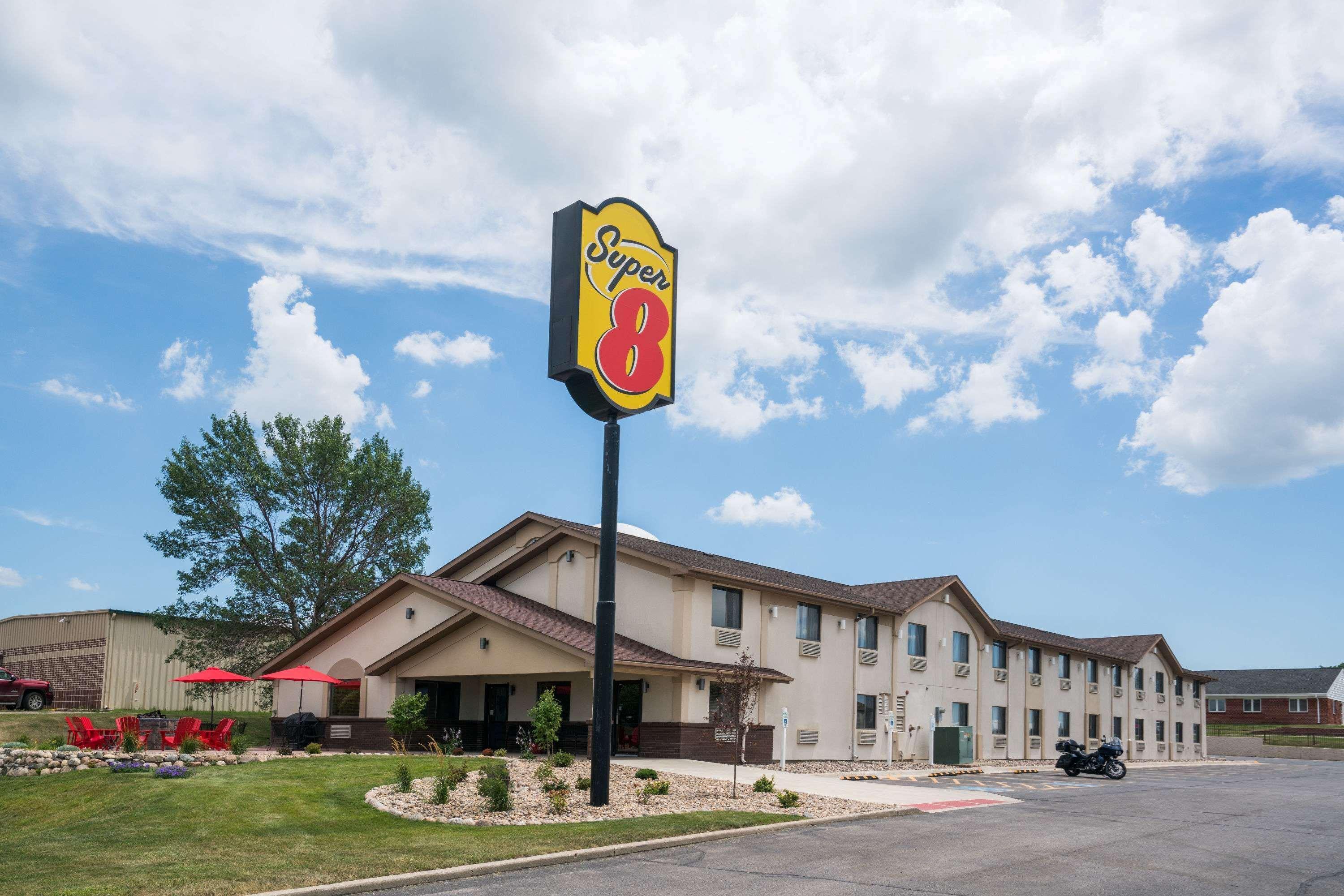 Super 8 By Wyndham Spirit Lake/Okoboji Exteriör bild