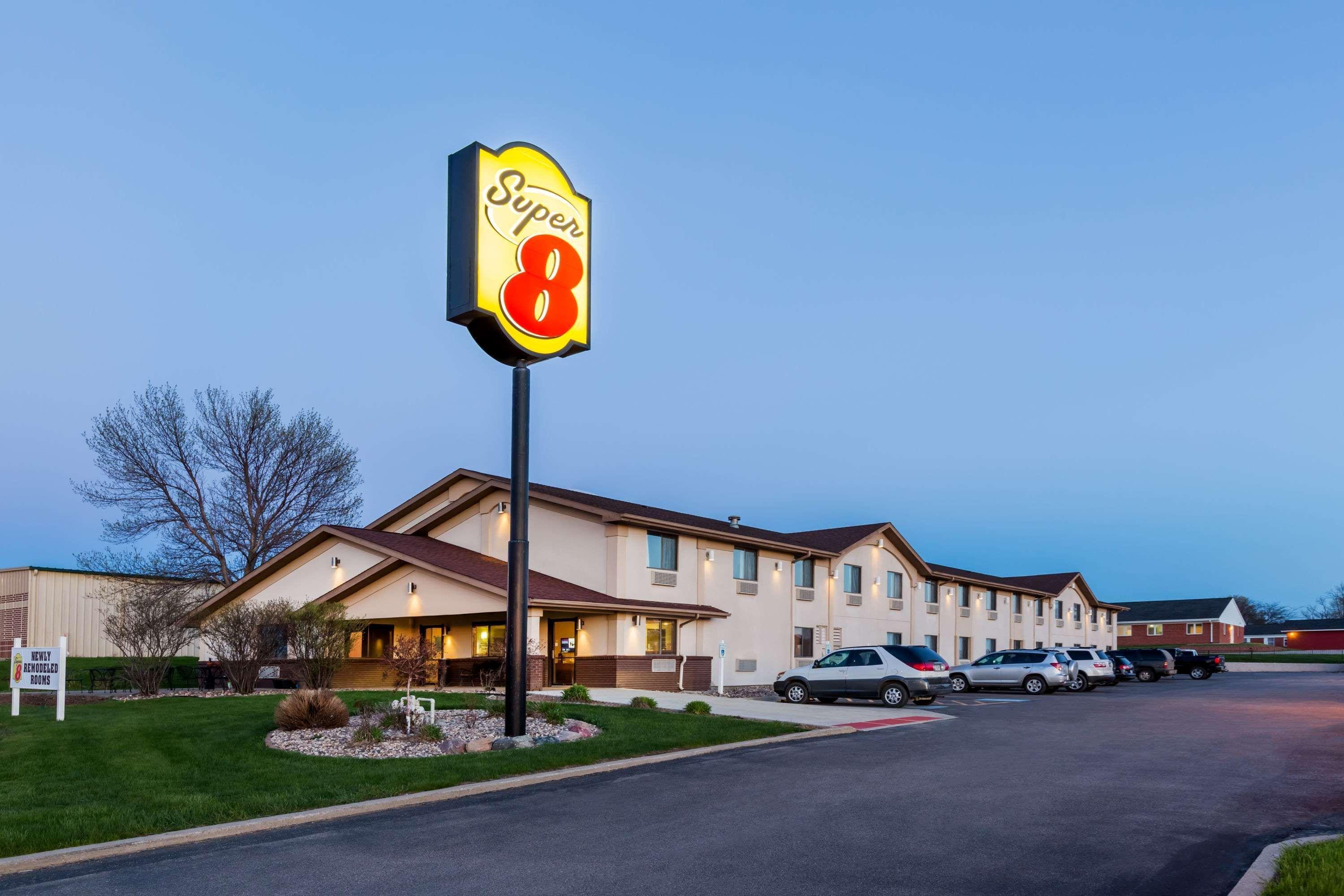 Super 8 By Wyndham Spirit Lake/Okoboji Exteriör bild